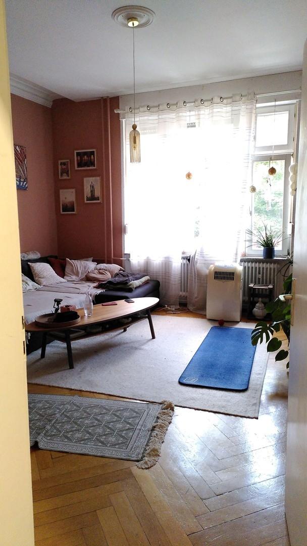 Wohnzimmer, Blick zur Straße
