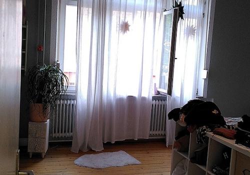 Schlafzimmer, Blick zur Straße