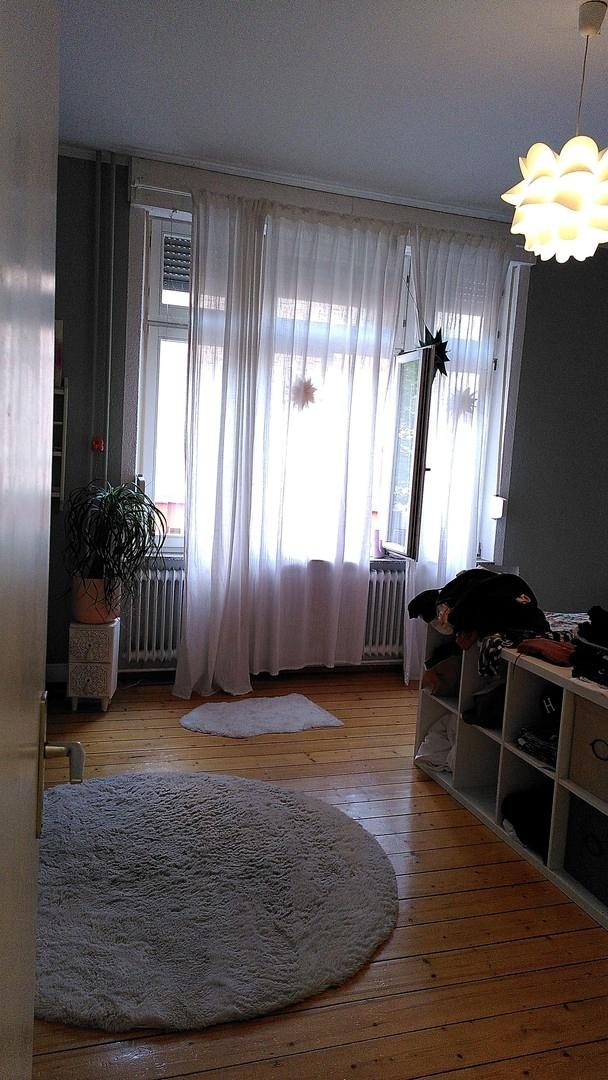 Schlafzimmer, Blick zur Straße