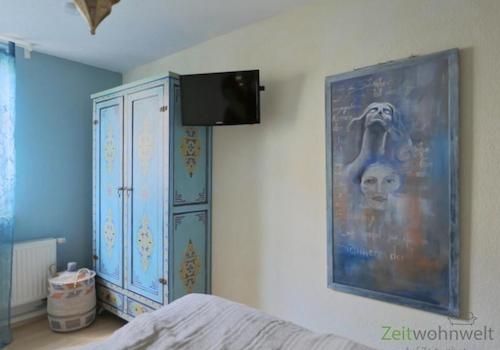 bemalter Kleiderschrank und TV