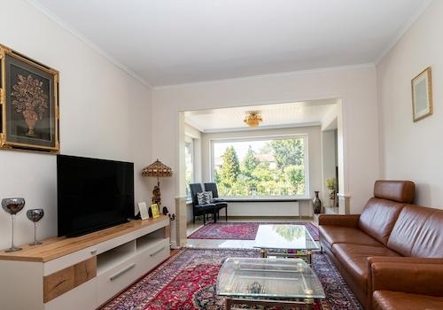 großzügiges Wohnzimmer