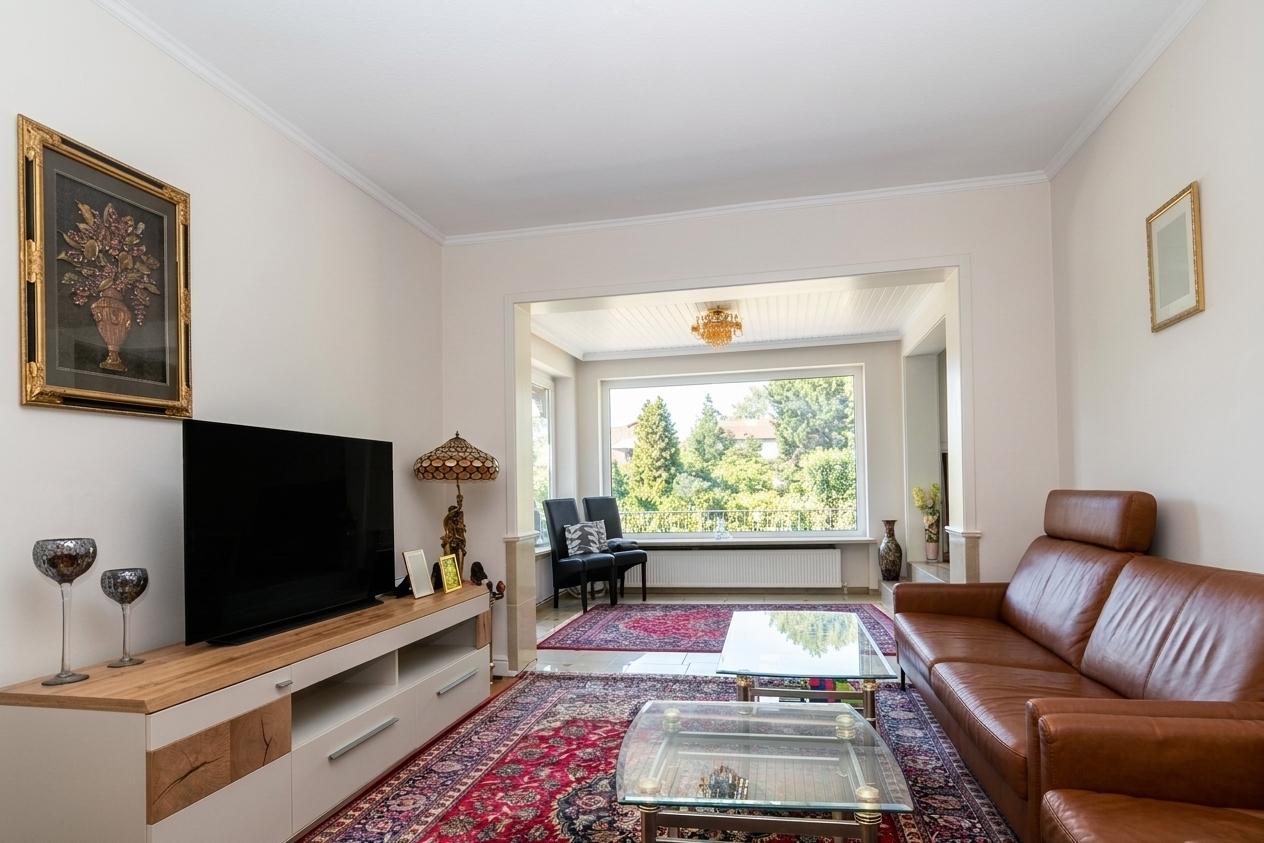 großzügiges Wohnzimmer