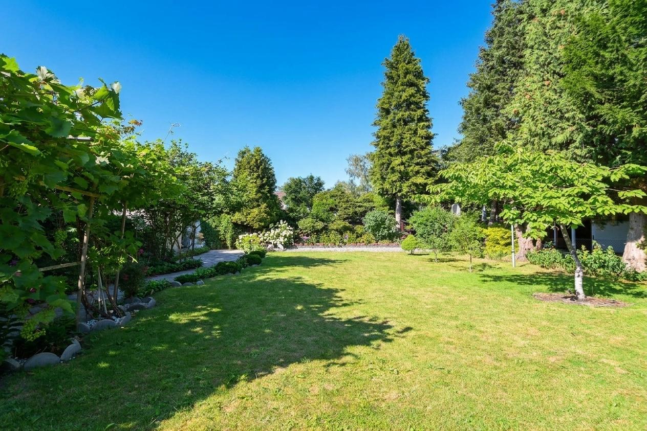 schöner, eingefriedeter Garten