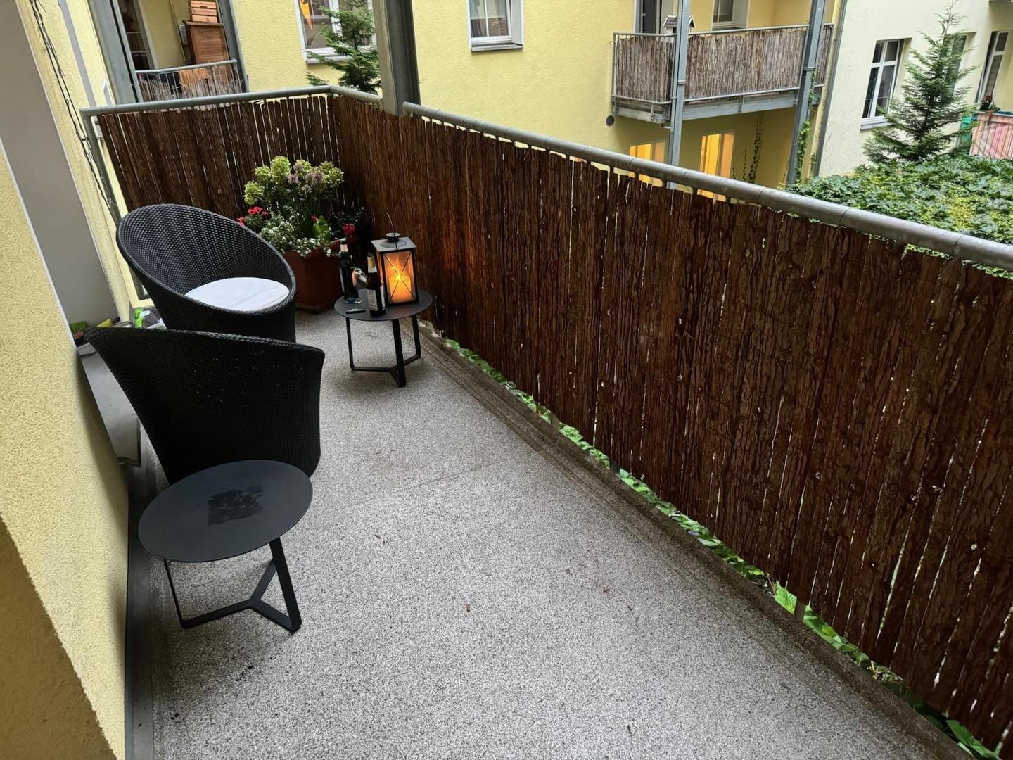 grosser Balkon zum Innemhof