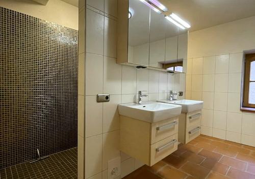 Bad mit Dusche und Wanne
