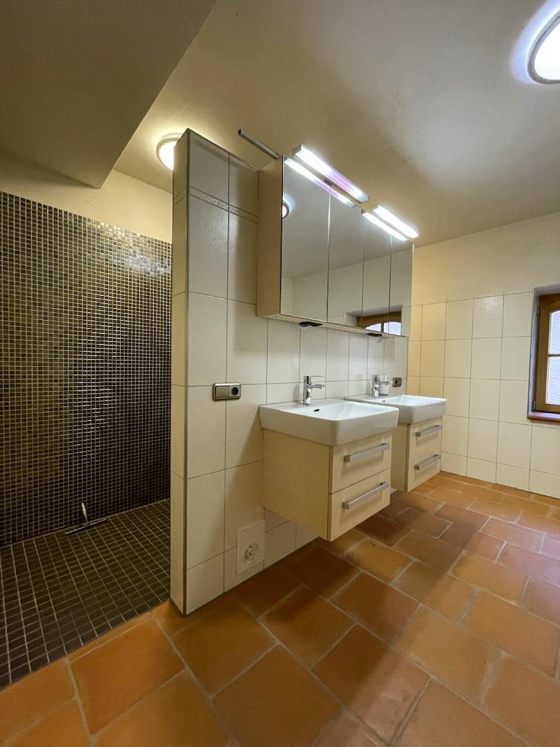 Bad mit Dusche und Wanne