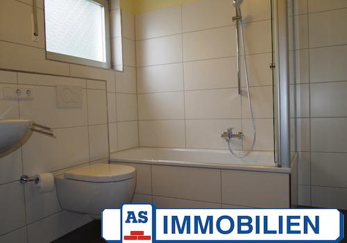 Tageslichtbad mit Wanne