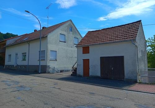 Westansicht mit Schuppen