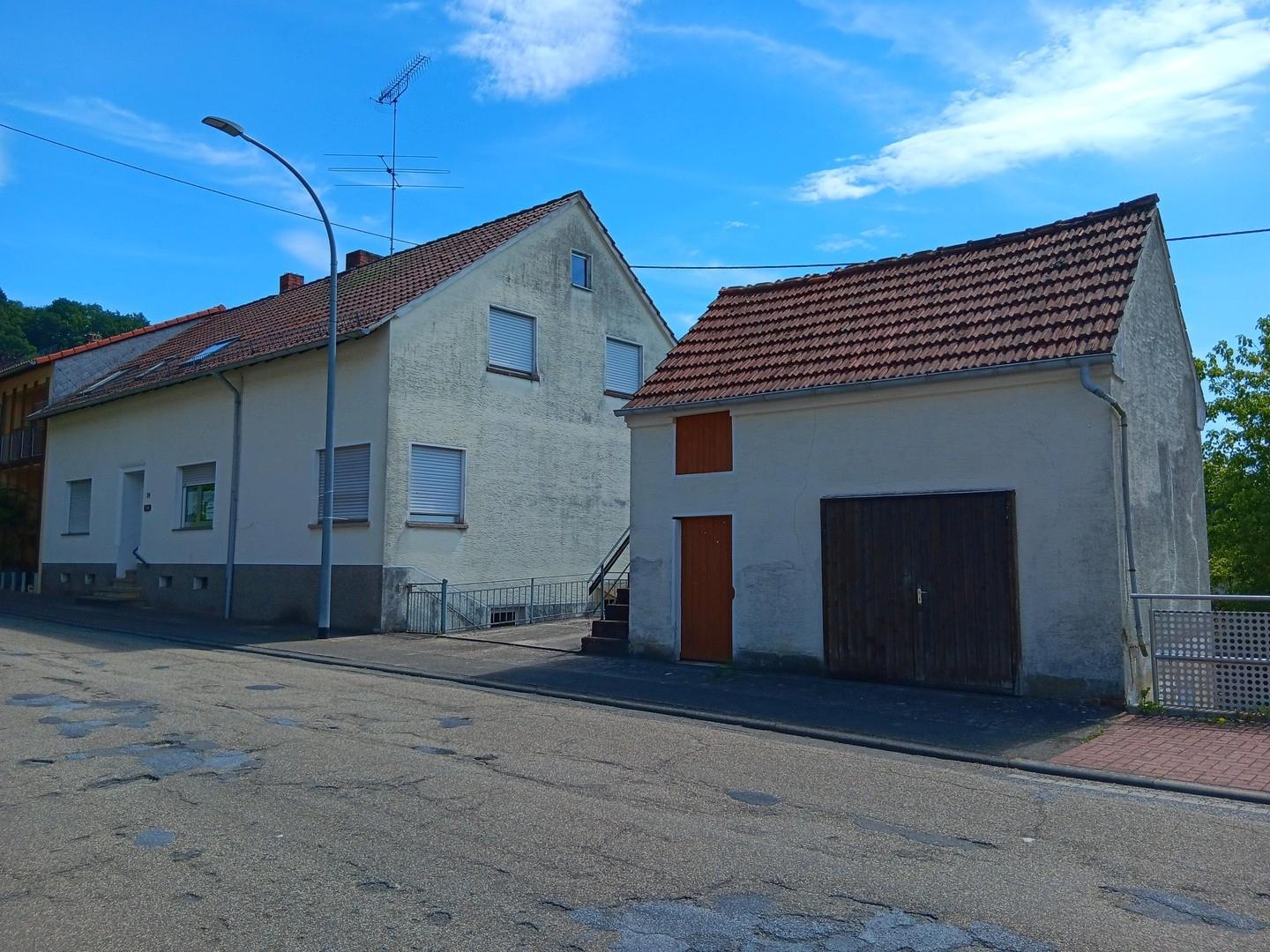 Westansicht mit Schuppen