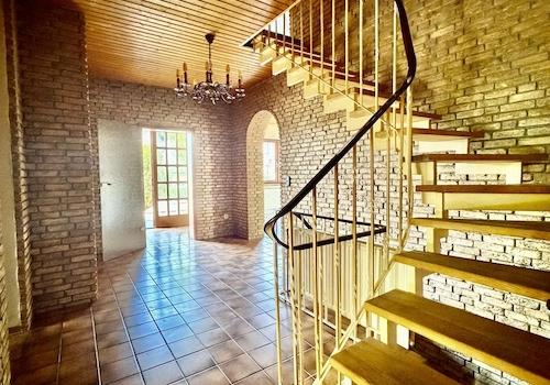 Diele mit offener Treppe und K