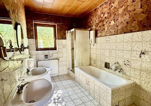 Hauptbadezimmer im EG