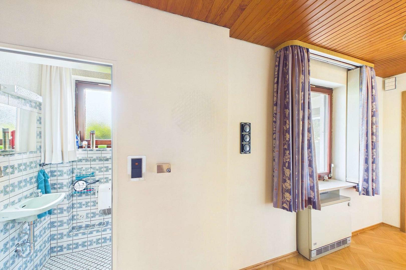 Flur mit  Blick zum Gäste-WC