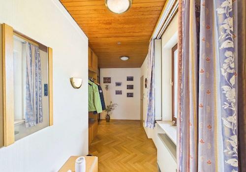Flur mit Blick Richtung Ausgang