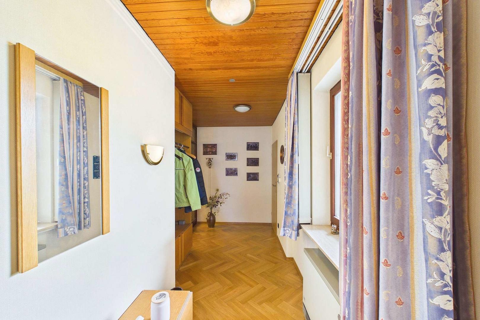 Flur mit Blick Richtung Ausgang