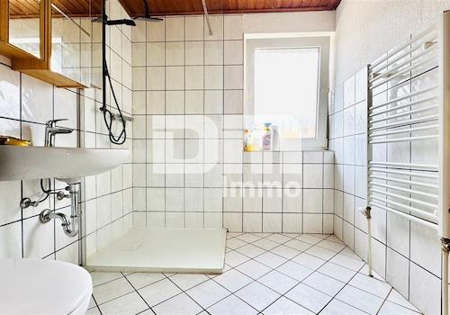1.OG Badezimmer / Dusche / Handtuchwärmer