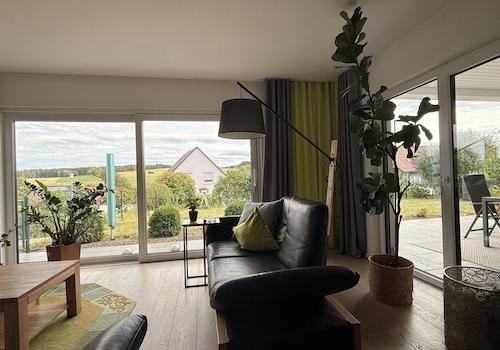 Wohnzimmer mit Panoramafenster