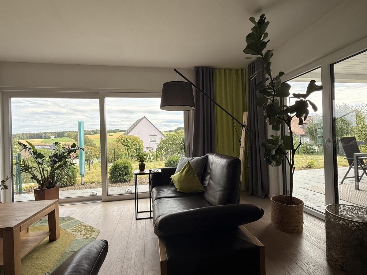 Wohnzimmer mit Panoramafenster