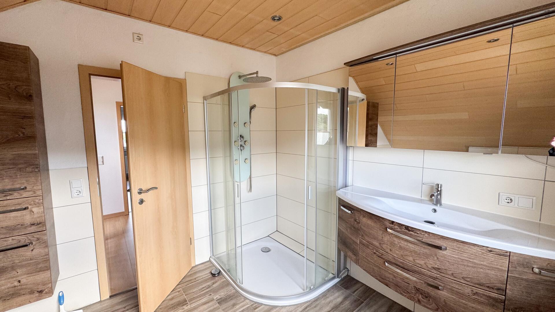 Tageslichtbad mit Dusche DG