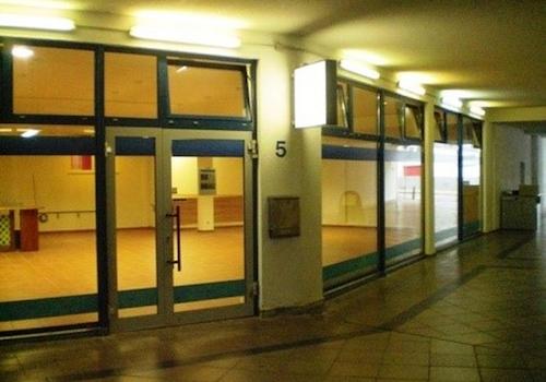 Außenansicht mit Schaufenster