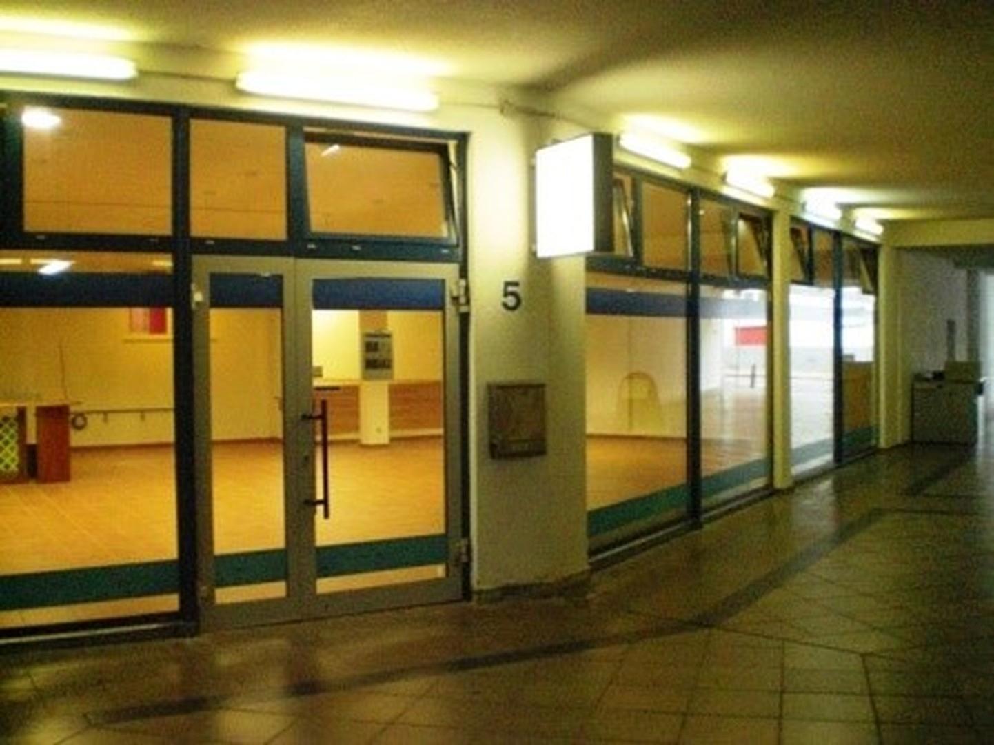 Außenansicht mit Schaufenster