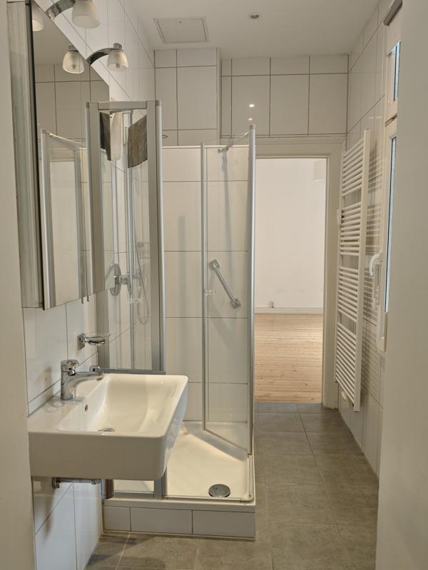 modernes TL Bad mit Dusche