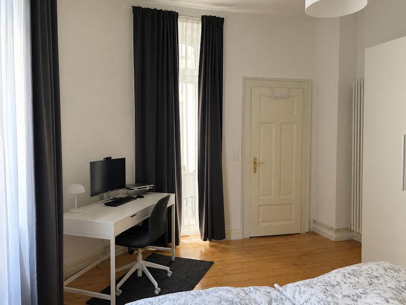 Schlafzimmer mit Balkonzugang