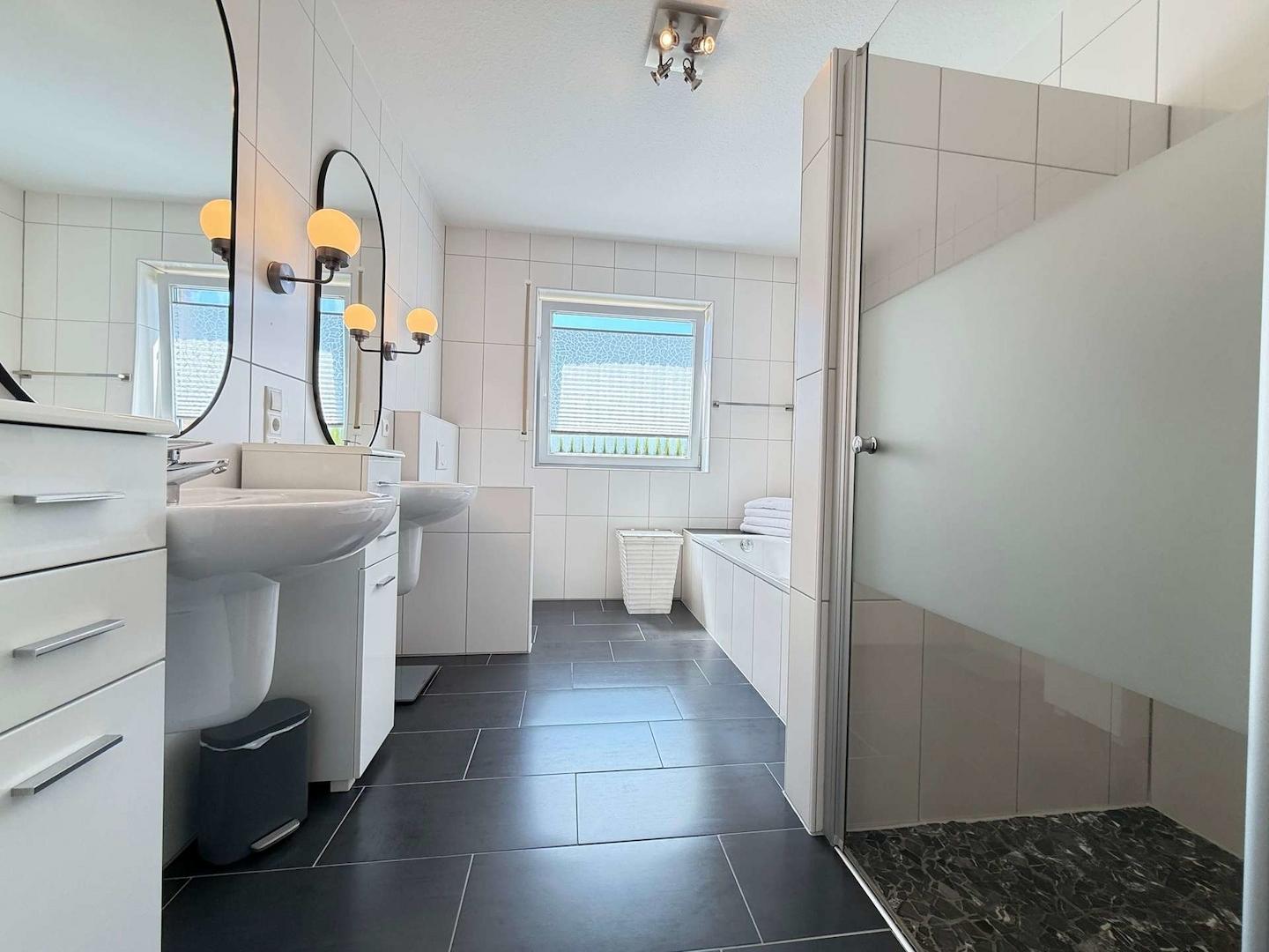 Modernes Badezimmer