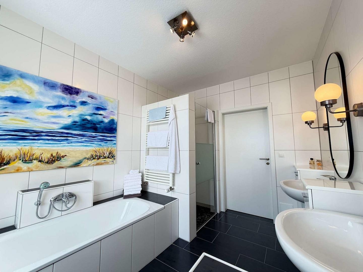 Badewanne und Dusche