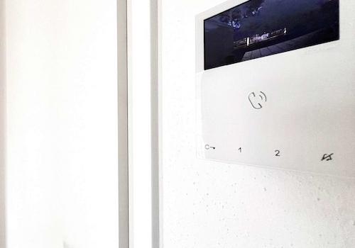 Eingangstür mit Video-Gegensprechanlage 
