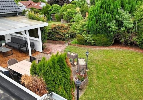 überdachter Freisitz und schöner Garten