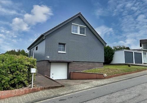 KI-generiert: Ansicht Straßenseite mit Doppelgarage
