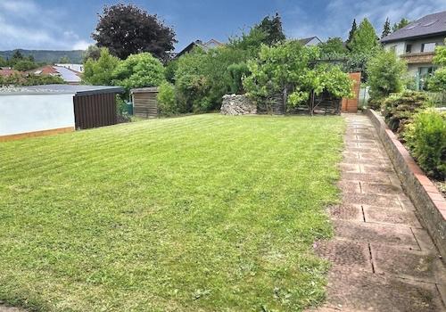 KI-generiert: tolles, gut nutzbares Gartengrundstück