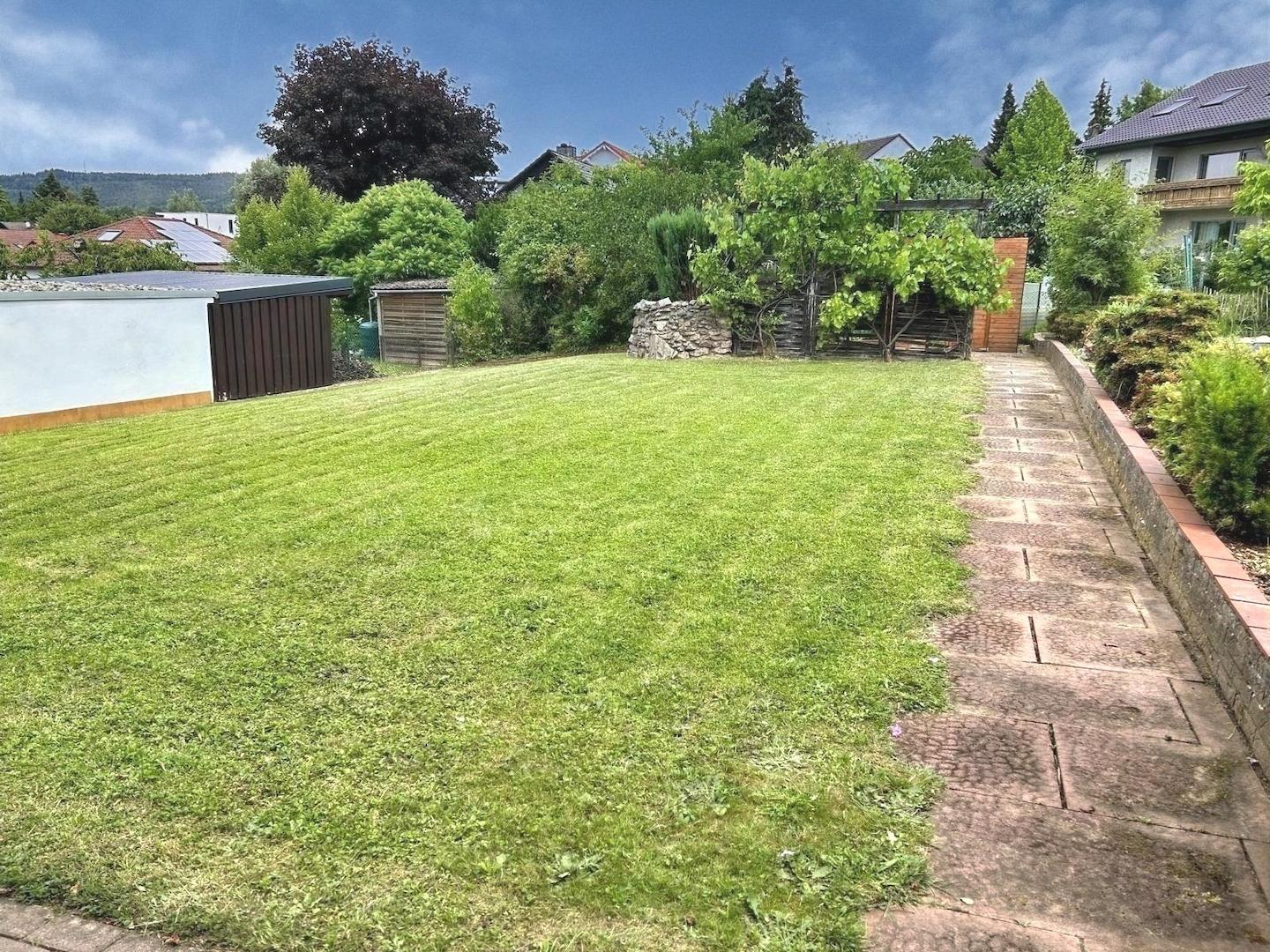 KI-generiert: tolles, gut nutzbares Gartengrundstück