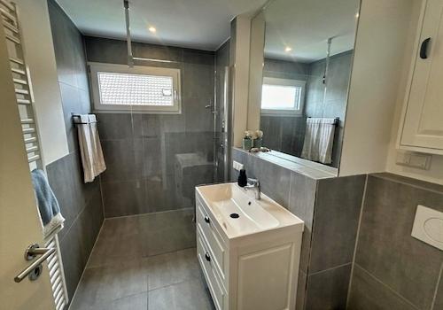 modernes Duschbad im EG
