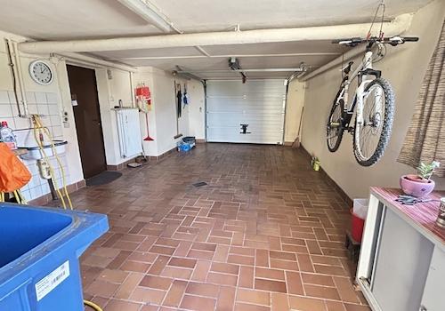 große Garage im Haus