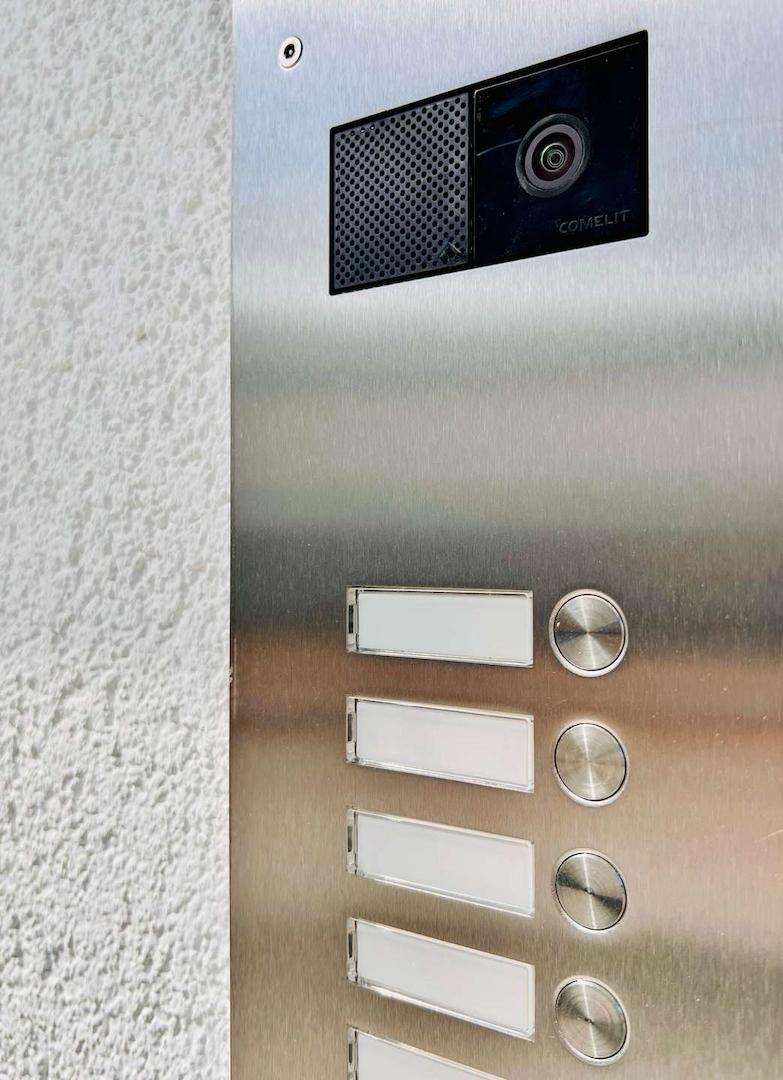 Klingeltafel mit Video-Gegensprechanlage