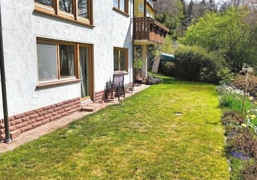 KI-generiert: Gartenbereich vor dem Untergeschoss