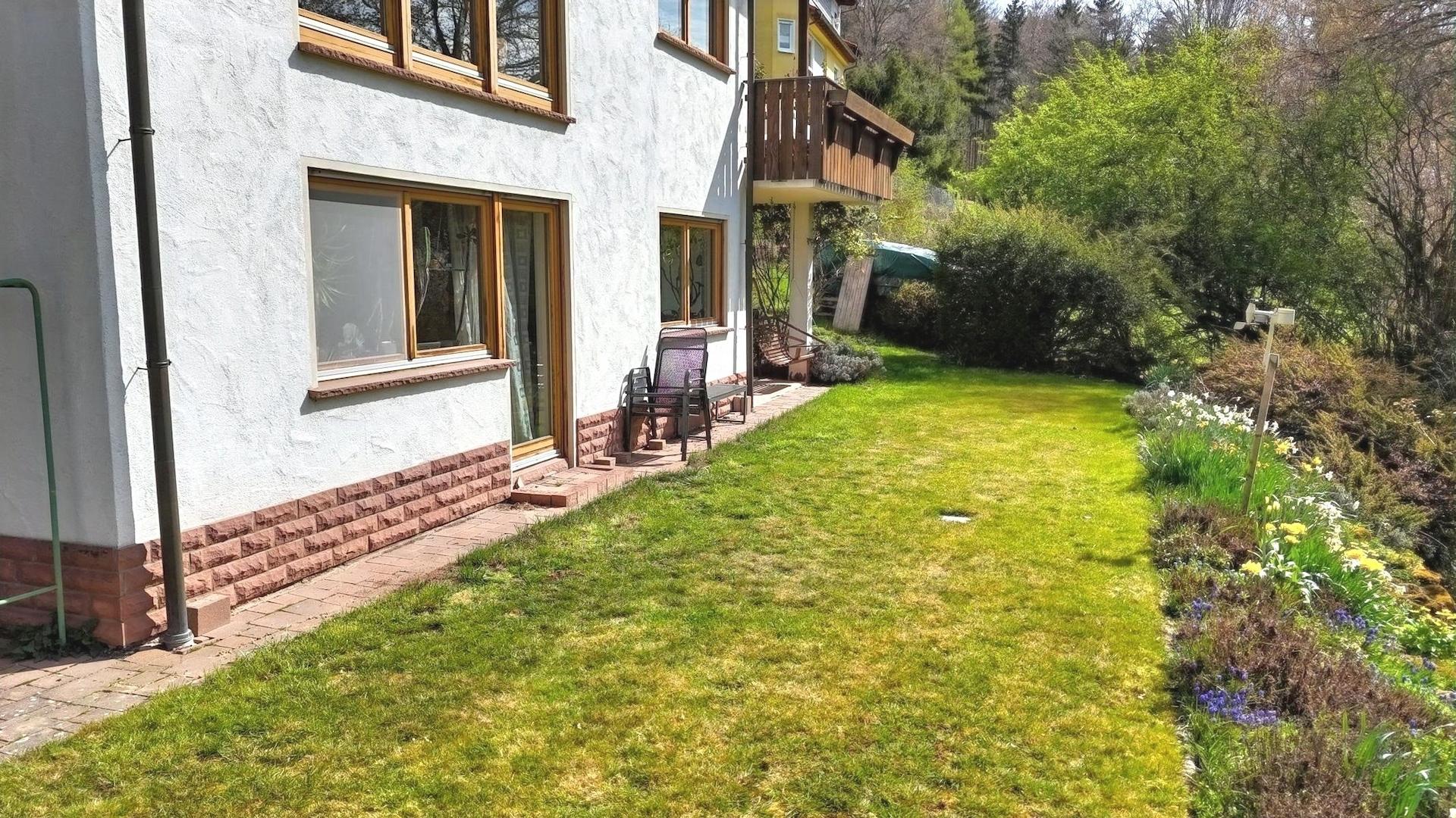 KI-generiert: Gartenbereich vor dem Untergeschoss