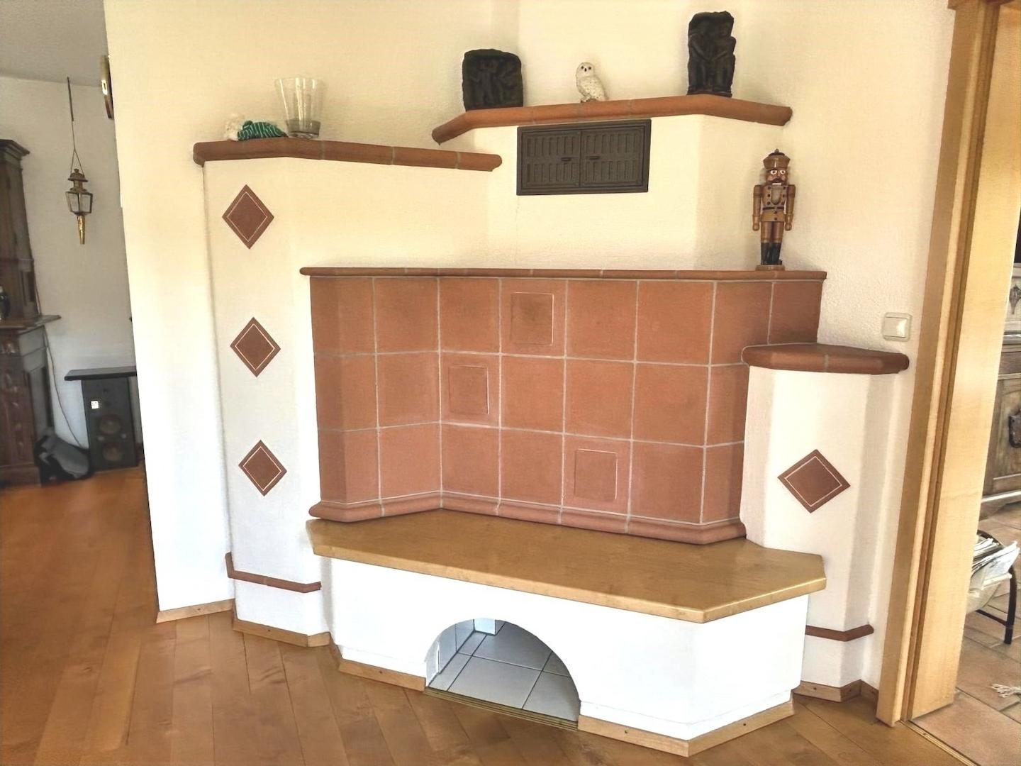 KI-generiert: gemütlicher Kachelofen (Wohnzimmer)