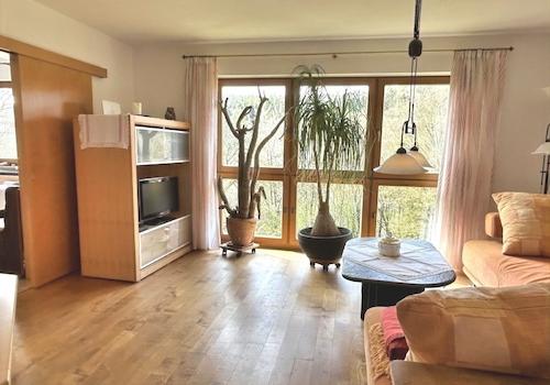 KI-generiert: Wohnzimmer mit herrlichem Ausblick