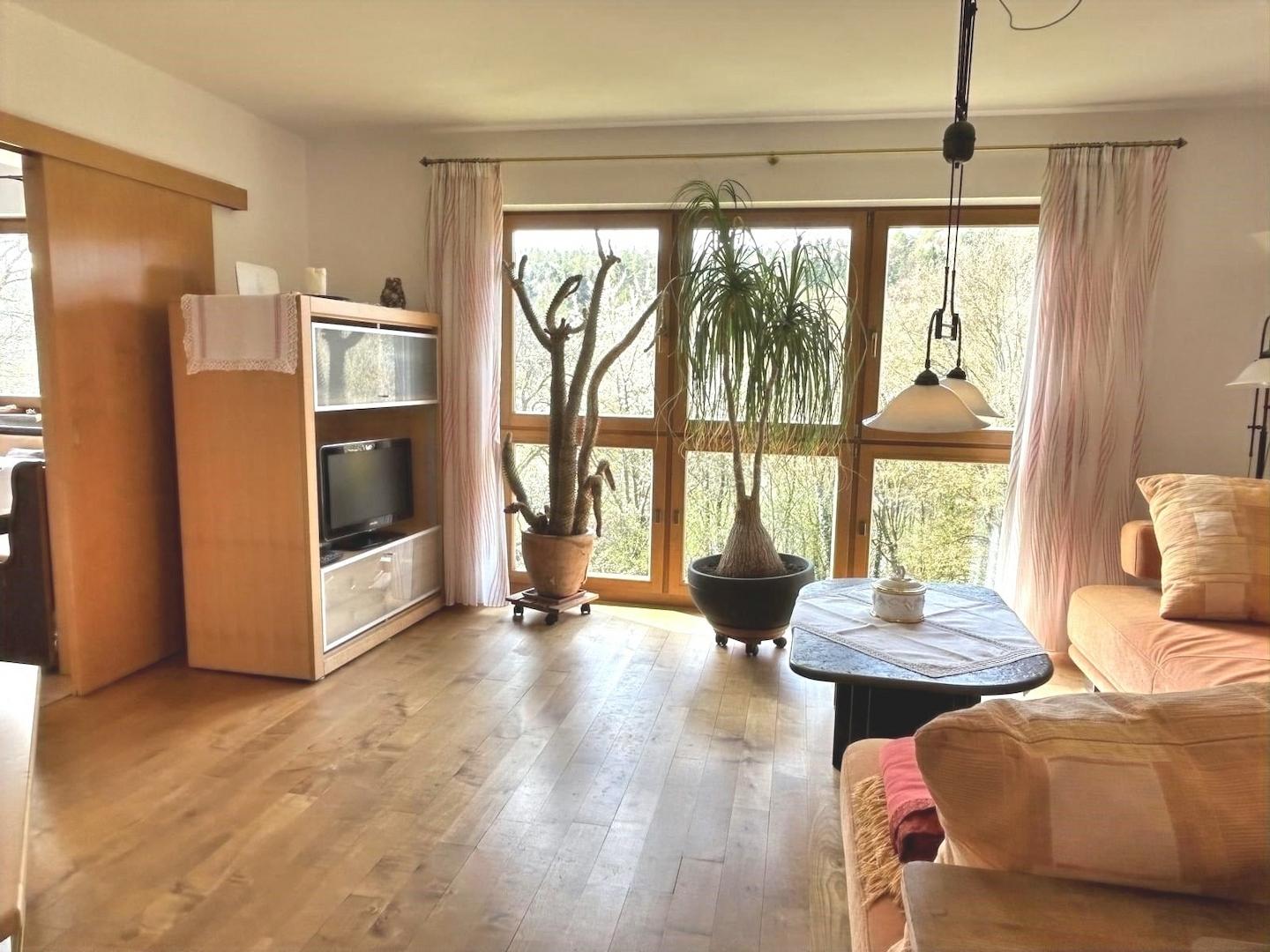KI-generiert: Wohnzimmer mit herrlichem Ausblick