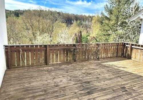 KI-generiert: großes Terrassendeck neben dem Wohnzimmer