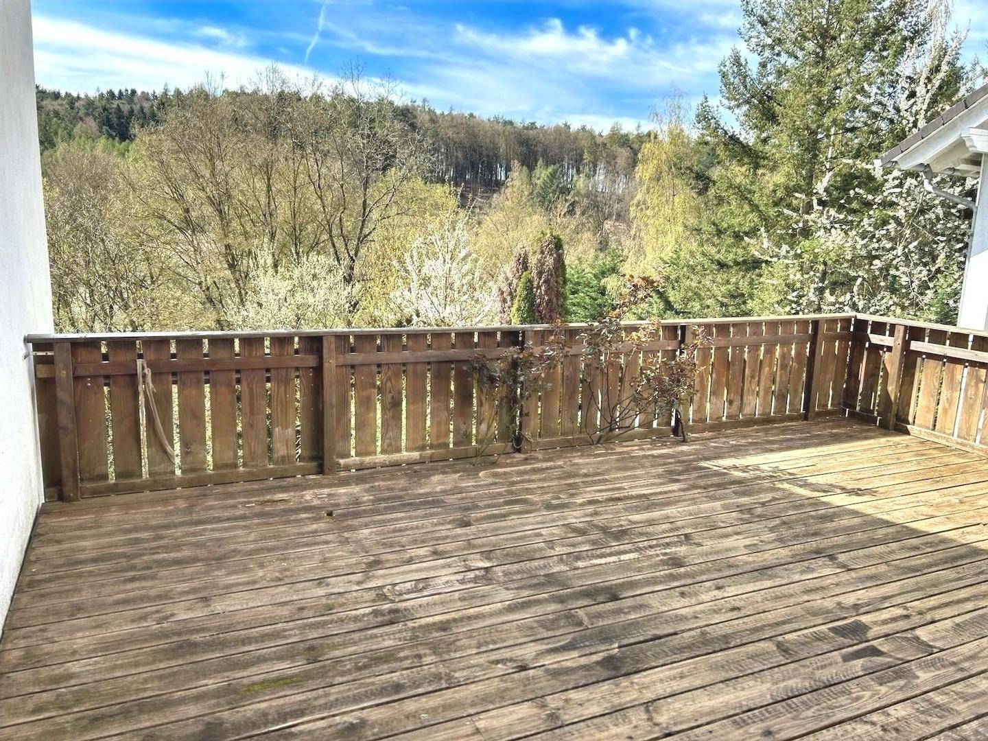 KI-generiert: großes Terrassendeck neben dem Wohnzimmer