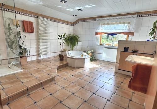 KI-generiert: großzügiges Bad mit Wanne und Dusche