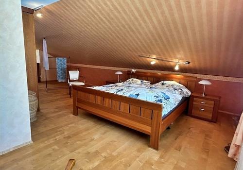 KI-generiert: Schlafzimmer DG