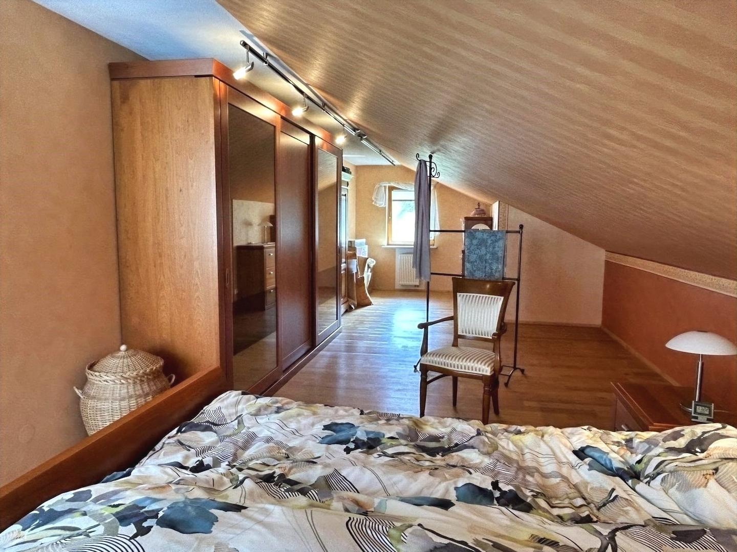 KI-generiert: großer Ankleidebereich im Schlafzimmer DG