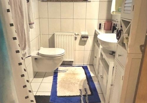 KI-generiert: Duschbad im UG (ELW)