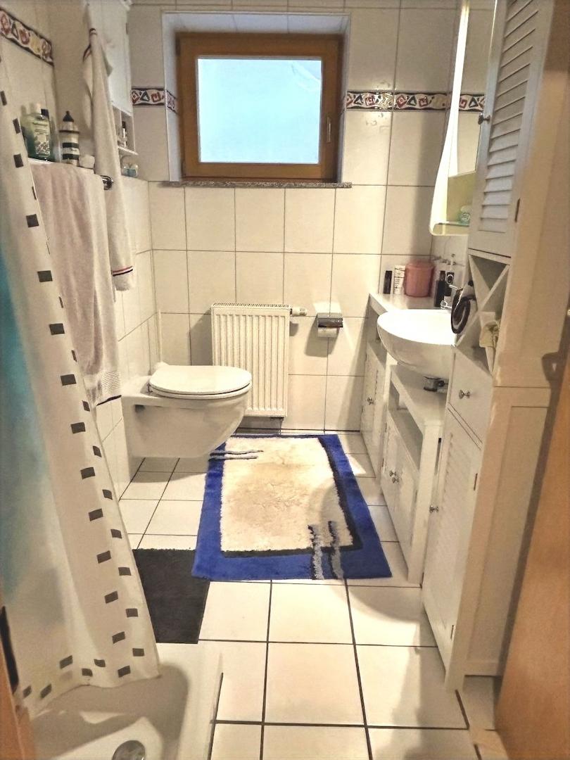 KI-generiert: Duschbad im UG (ELW)