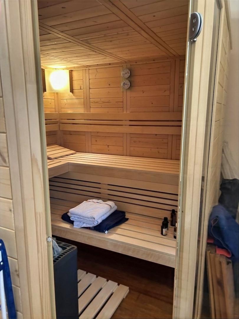 KI-generiert: moderne Sauna