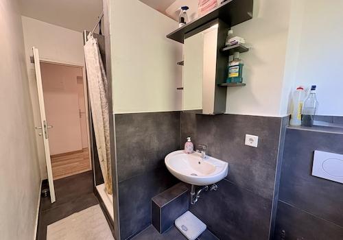 Badezimmer mit Tageslicht